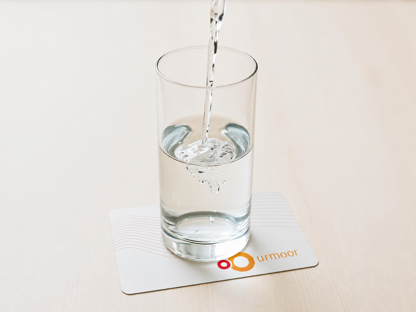 Ein Glas Wasser steht auf einer weißen urmoor CARD